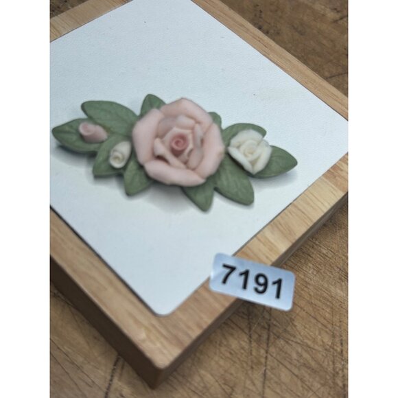 Handcrafted Floral Porcelain Brooch With Pink & White Roses Green Leaves And Met - Picture 3 of 8